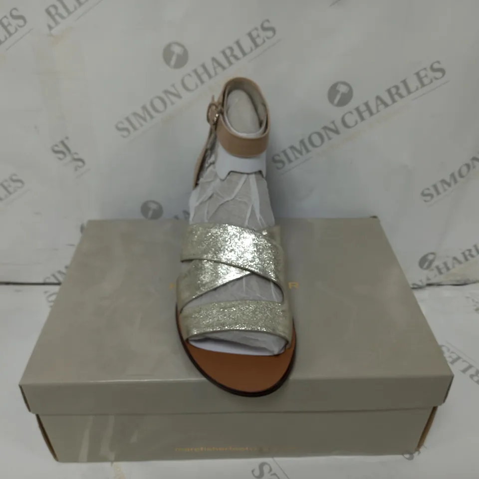 BOXED PAIR OF MARC FISHER OMELA LEATHER SANDALS GOLD SIZE 7