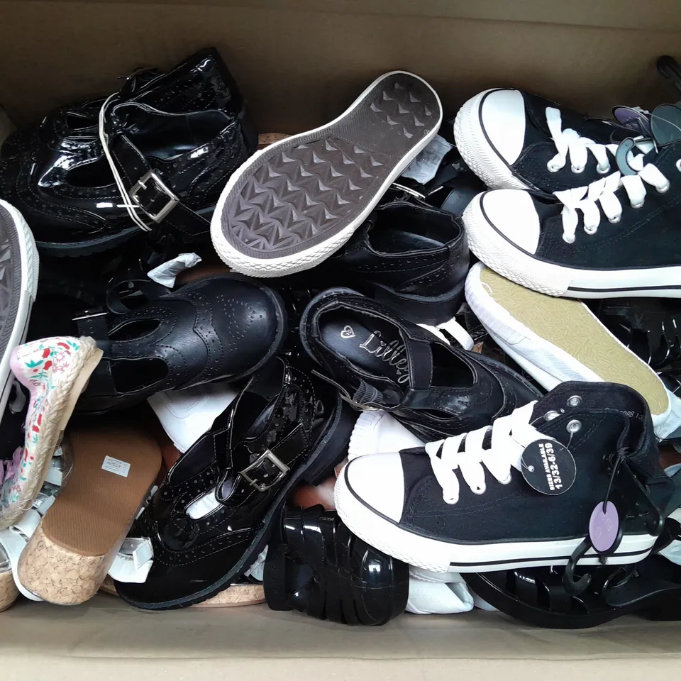 BOX OF APPROX 25 ASSORTED KIDS SHOES IN VARIOUS SIZES & COLOURS 