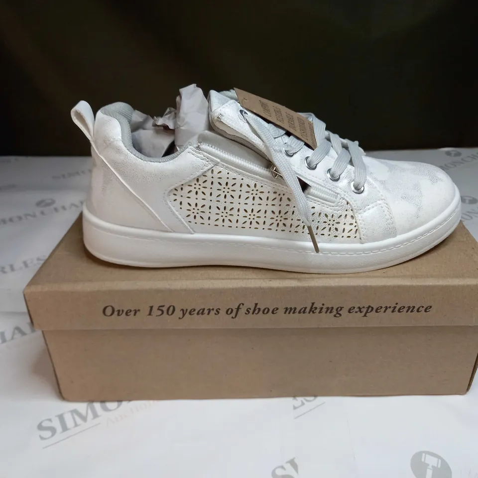 BOXED CUSHION WALK WHITE TRAINERS - SIZE 6
