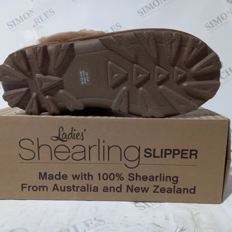 BOXED PAIR OF KIRKLAND LADIES SHEARLING SLIPPERS IN CHESTNUT UK SIZE 6