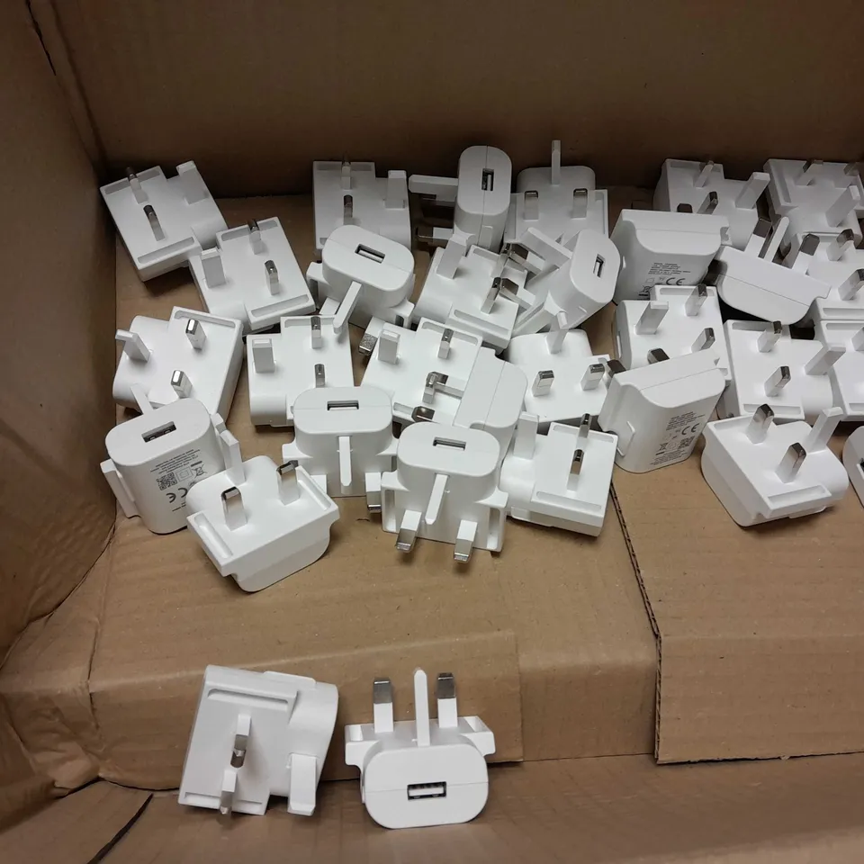 APPROXIMATELY 32 USB-A TRAVEL CHARGERS