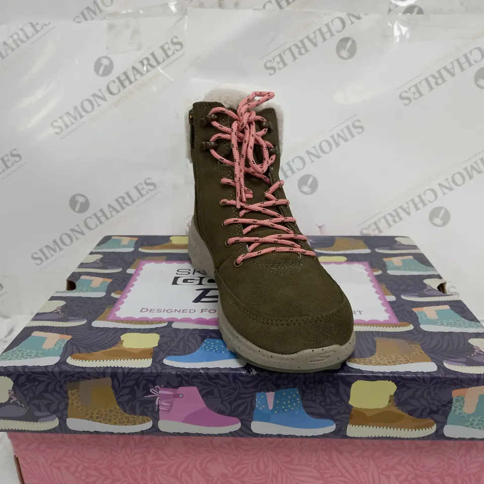 BOXED PAIR OF SKECHERS GLACIAL ULTRA BOOTS SIZE 5