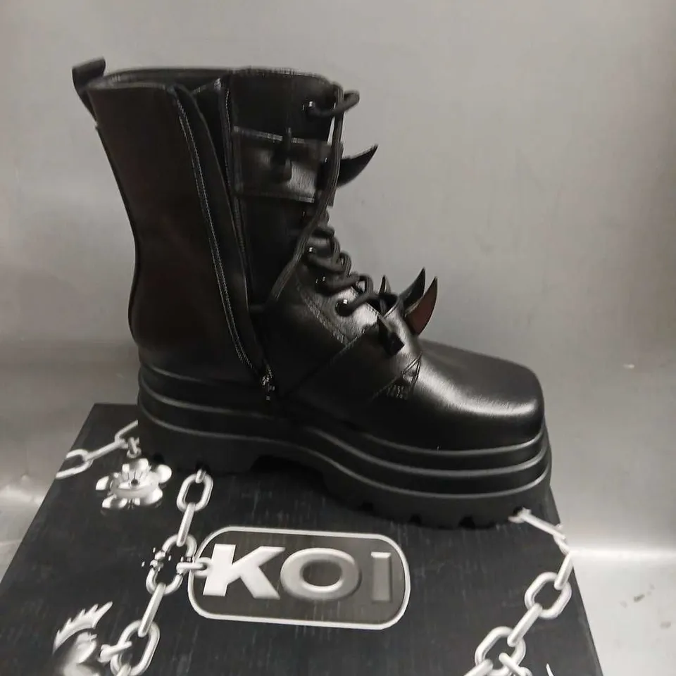 BOXED KOI SANTOKU TRIDENT SPIKE PLATFORM BOOTS BLACK SIZE 6