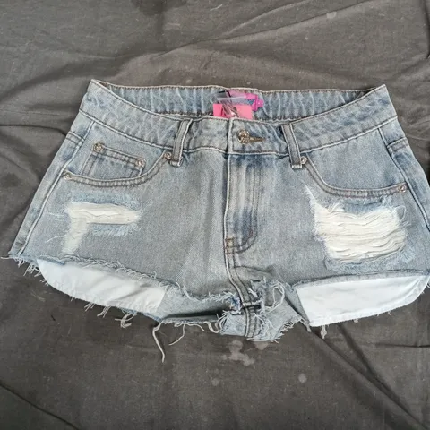 EDIKTED WOMEN'S LIGHT-WASH DISTRESSED DENIM SHORTS WITH FRAYED HEMS – SMALL