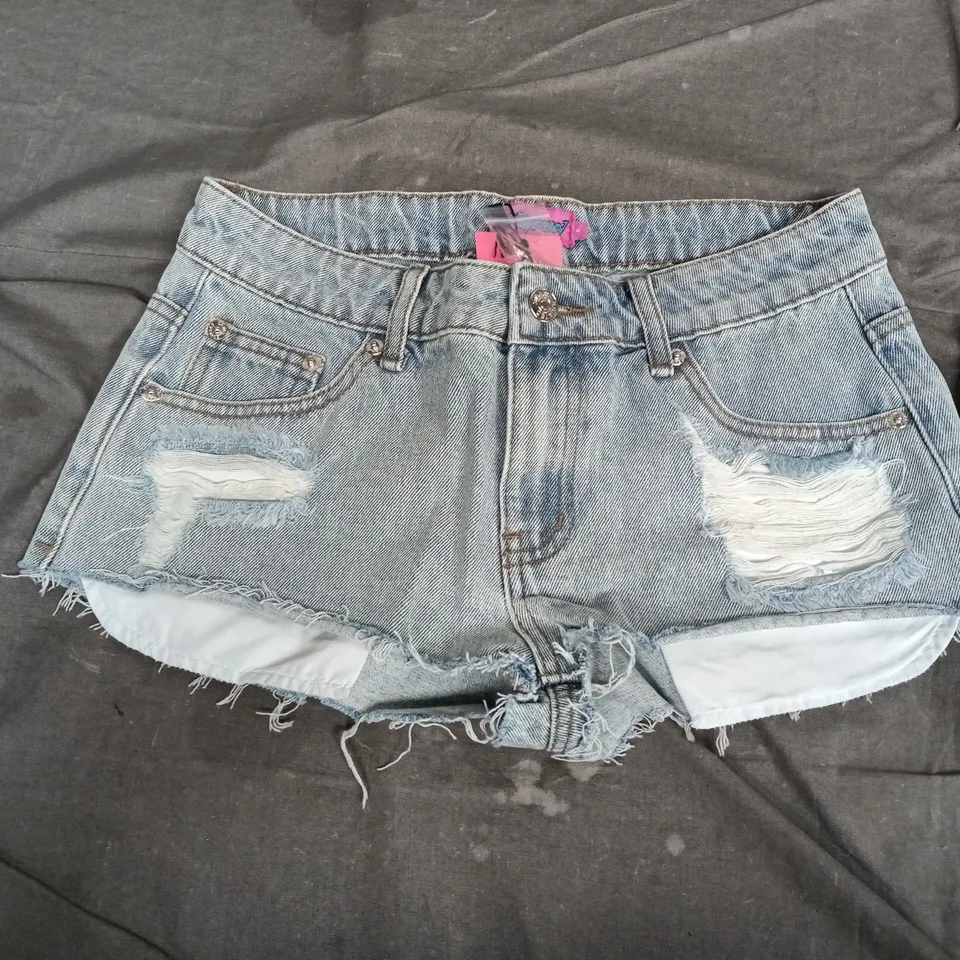 EDIKTED WOMEN'S LIGHT-WASH DISTRESSED DENIM SHORTS WITH FRAYED HEMS – SMALL