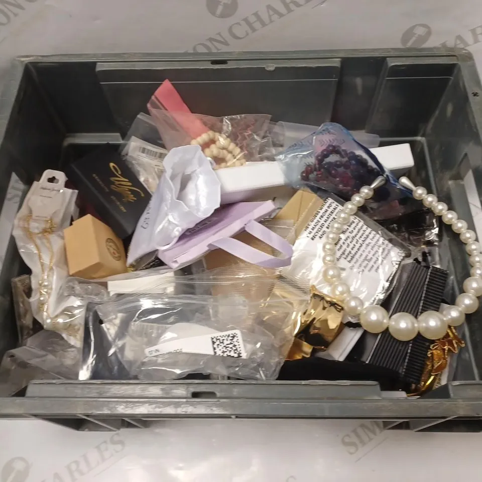 LARGE QUANTITY OF ASSORTED JEWELLERY TO INCLUDE: NECKLACES, RINGS, WATCHES, EARRING FROM ZO&CO, MONICA VINADER, WYN, ETC