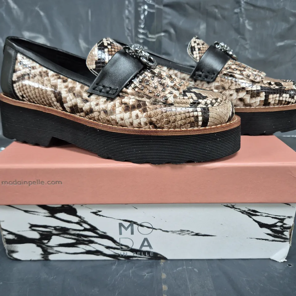 BOXED PAIR OF MODA IN PELLE EVALEAH LEATHER LOAFERS IN SNAKE PRINT NATURAL SIZE 5