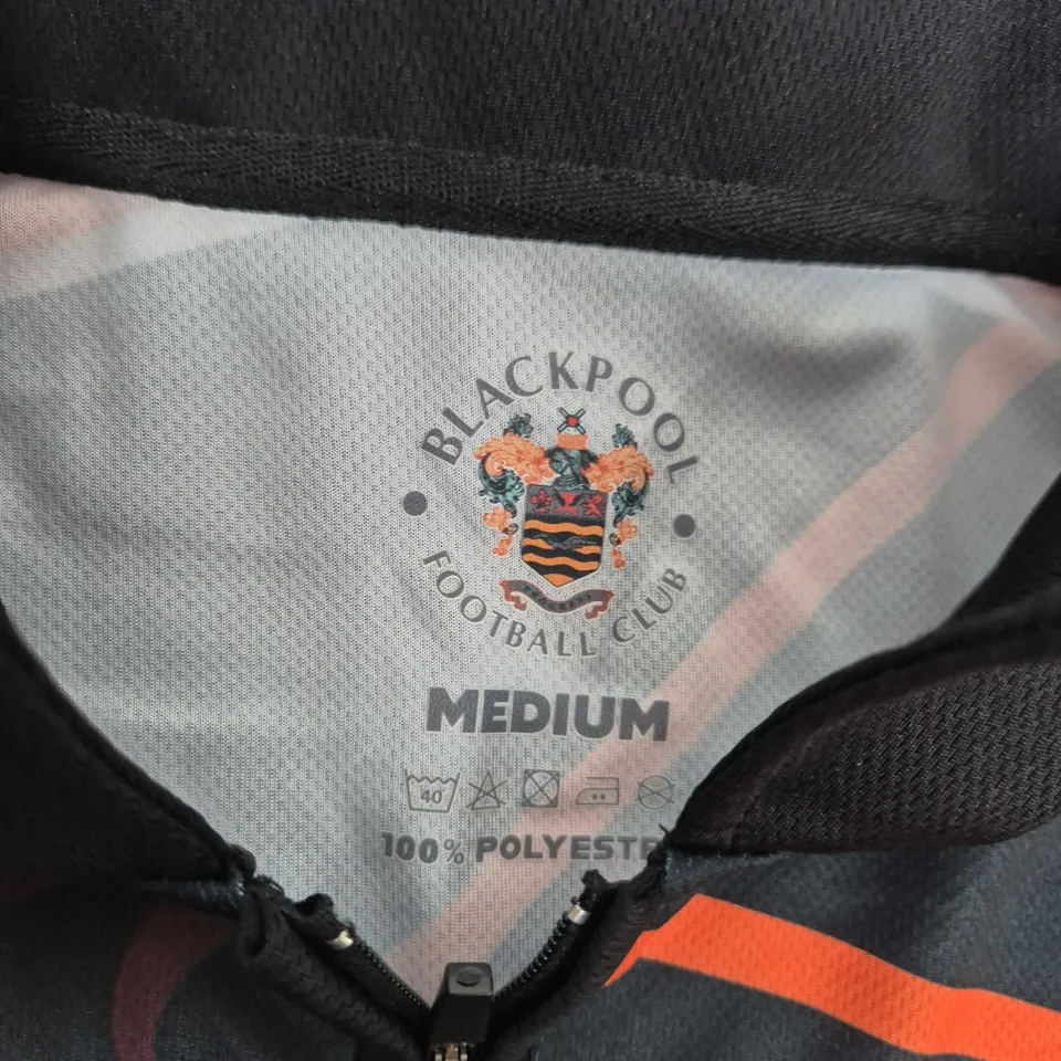 BLACKPOOL FOOTBALL CLUB SEASIDERS DARTS SHIRT IN BLACK/ORANGE - MEDIUM