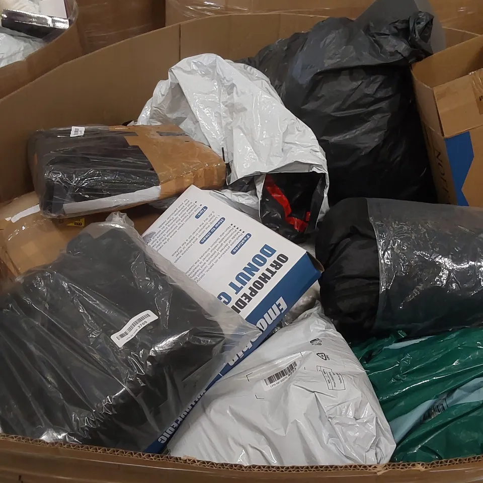 PALLET TO CONTAIN A LARGE ASSORTMENT OF PILLOWS AND CUSHIONS // BRANDS MAY VARY