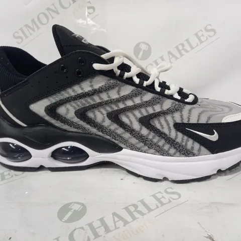 PAIR OF NIKE AIRMAX SHOES IN GREY/WHITE UK SIZE 8.5