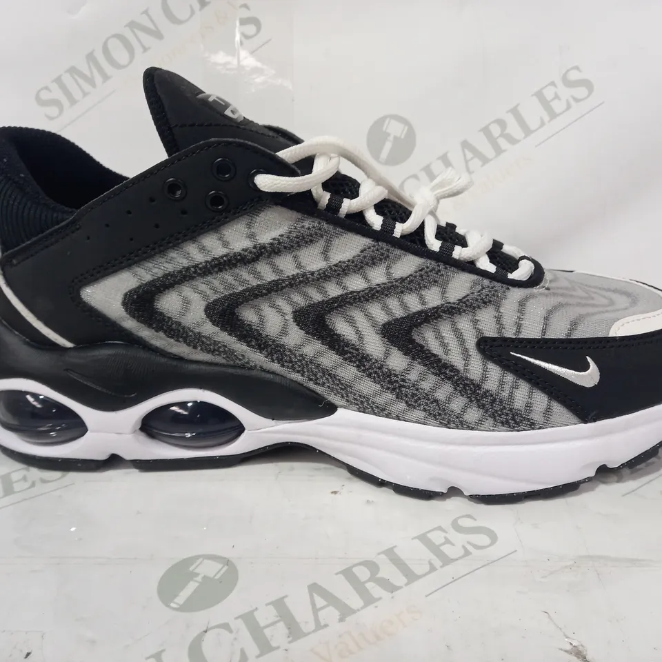 PAIR OF NIKE AIRMAX SHOES IN GREY/WHITE UK SIZE 8.5