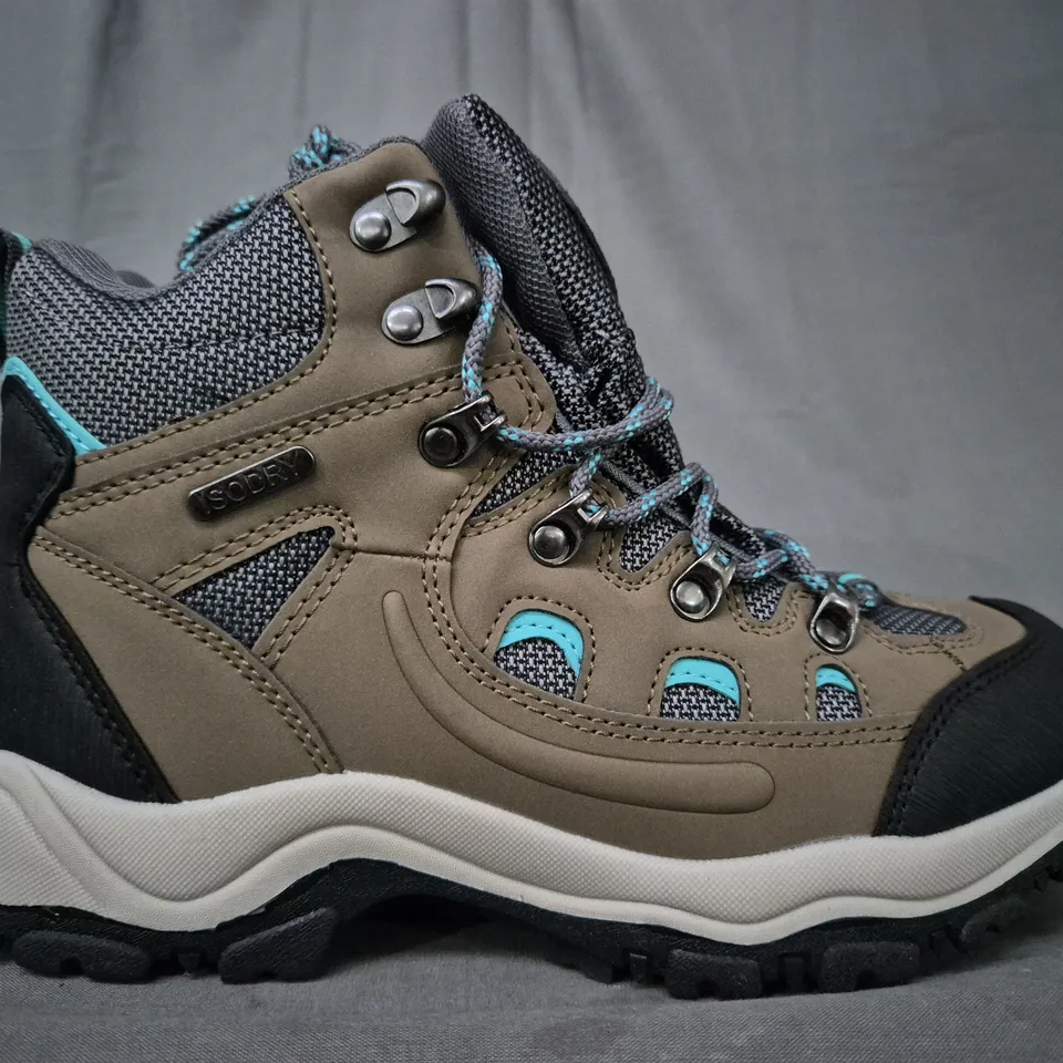 BOXED PAIR OF MOUNTAIN WAREHOUSE ADVENTURER WOMEN'S WATERPROOF WALKING BOOTS IN KHAKI UK SIZE 4.5