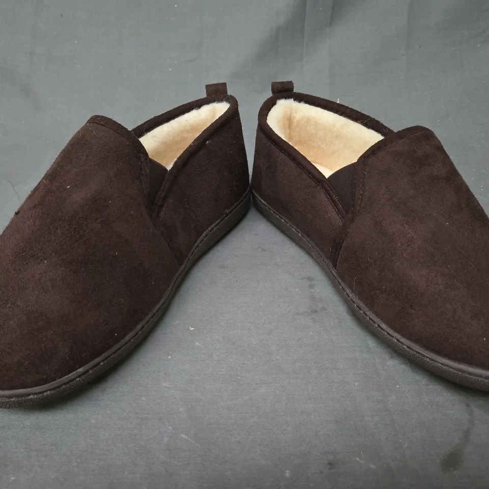 BOXED PAIR OF REGIMENT SLIPPERS IN CHOCOLATE SIZE 11