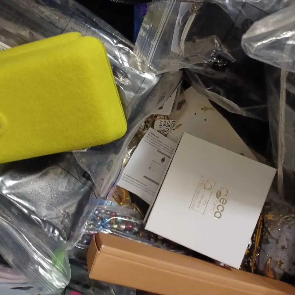 LOT OF APPROX 20 ASSORTED JEWELLERY ITEMS TO INCLUDE VICTORIA BAILEY NECKLACE, SUNGLASSES, FITBIT FB512. ETC 