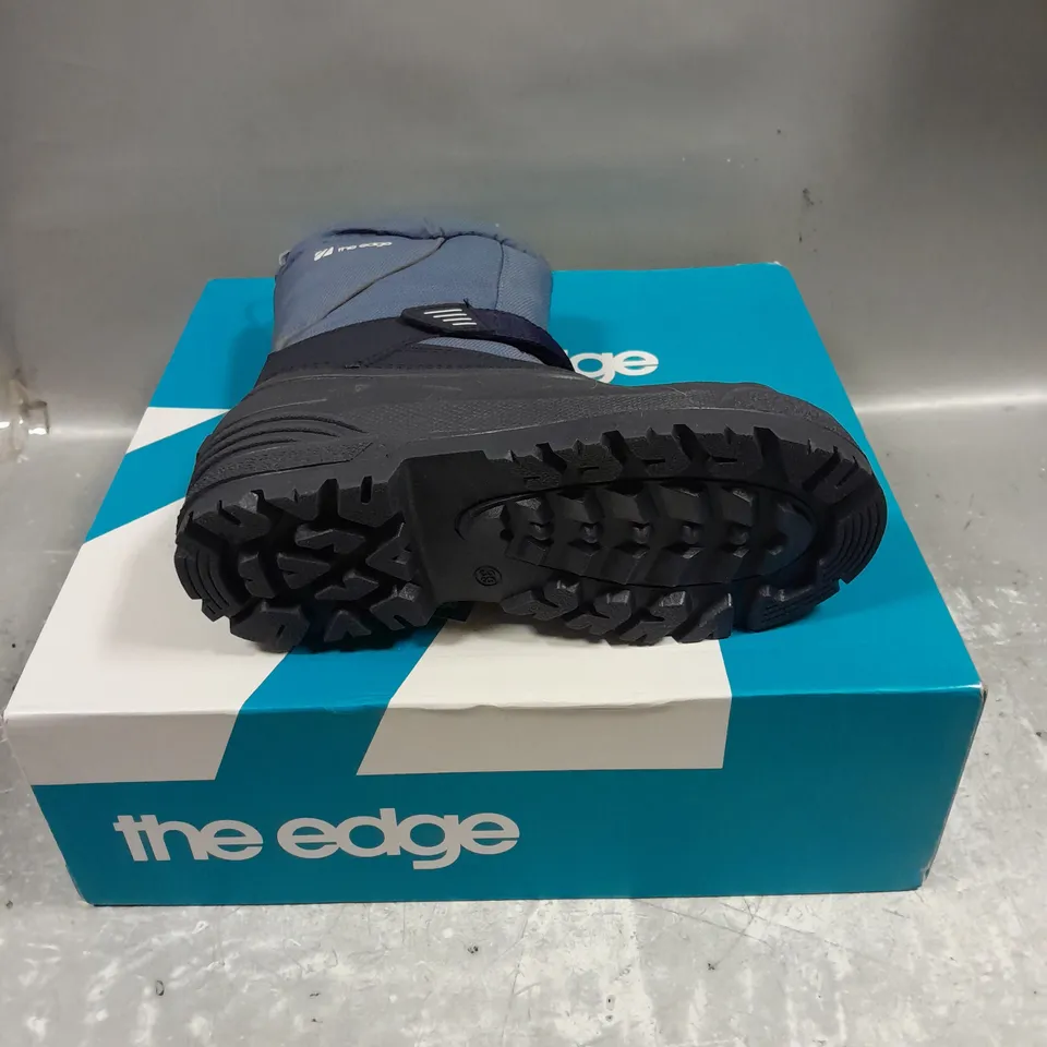 BOXED PAIR OF THE EDGE ASPEN SNOW BOOTS IN NAVY SIZE UK 6