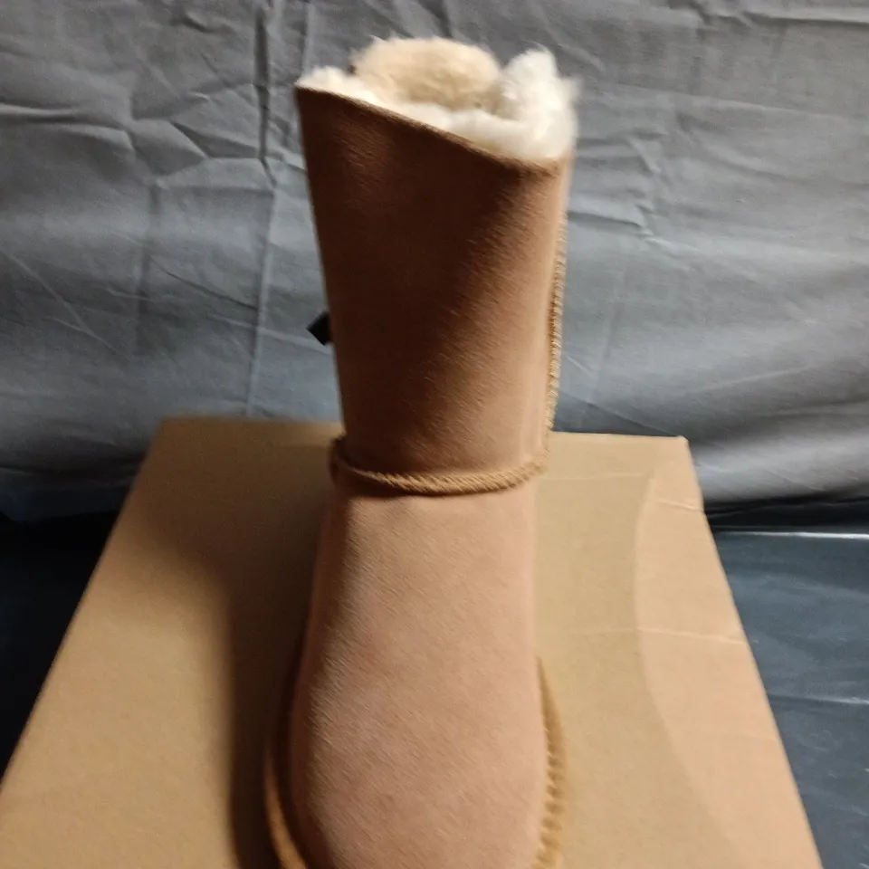 BOXED PAIR OF UGG WOMEN'S BOOTS - UK SIZE 3