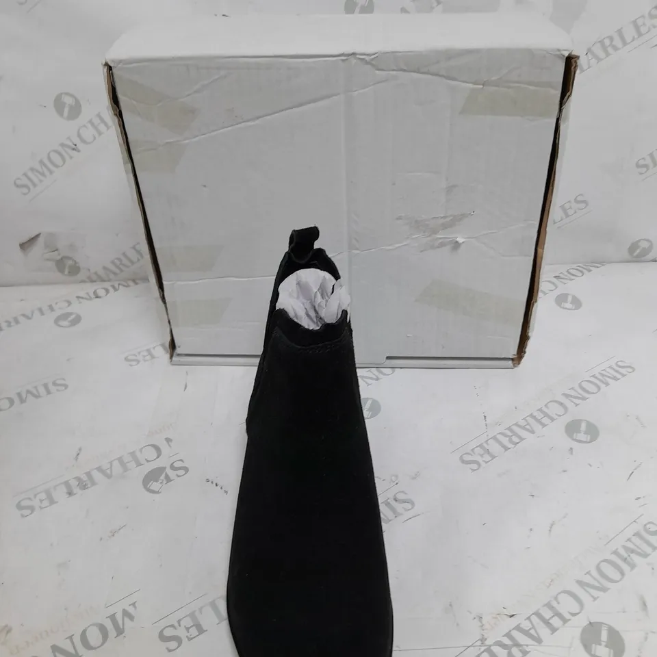 BOXED PAIR OF TEXAS BOOTS IN BLACK SIZE 7