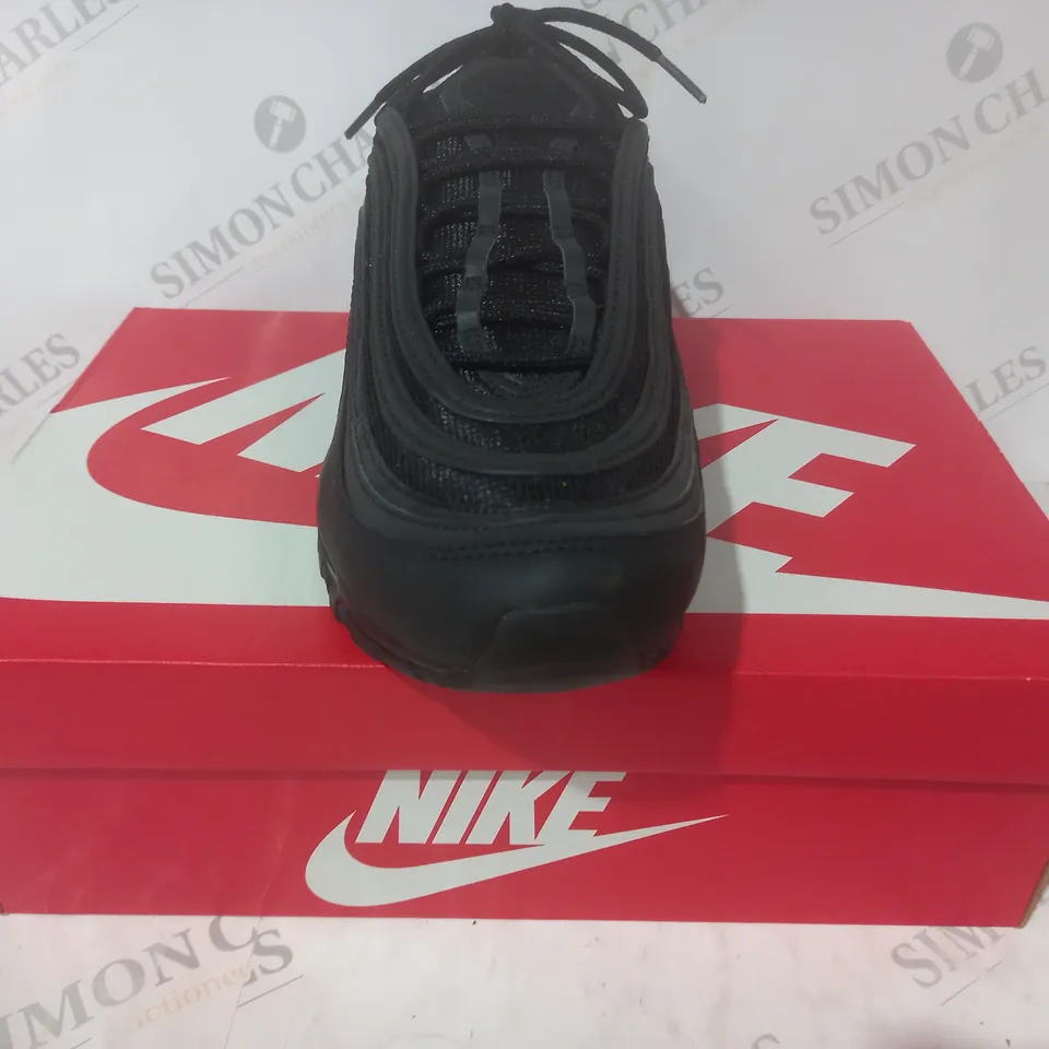 BOXED PAIR OF NIKE SHOES IN BLACK UK SIZE 12