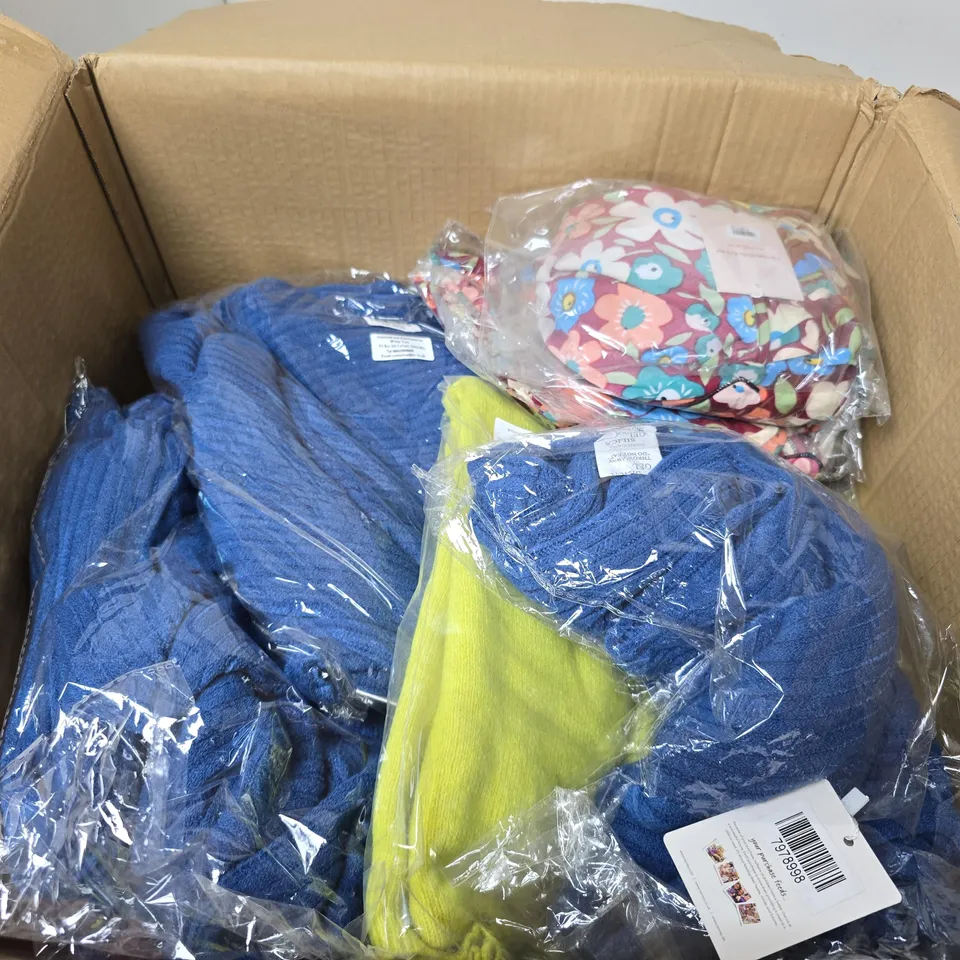 BOX OF ASSORTED CLOTHING ITEMS TO INCLUDE - JUMPERS - DRESSES 
