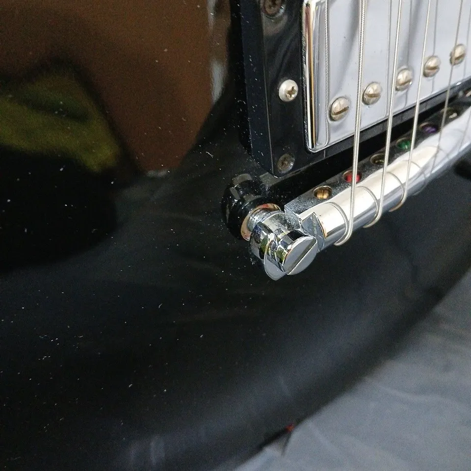 GIBSON LES PAUL MODEL ELECTRIC GUITAR 92247345 WITH BLACK CASE