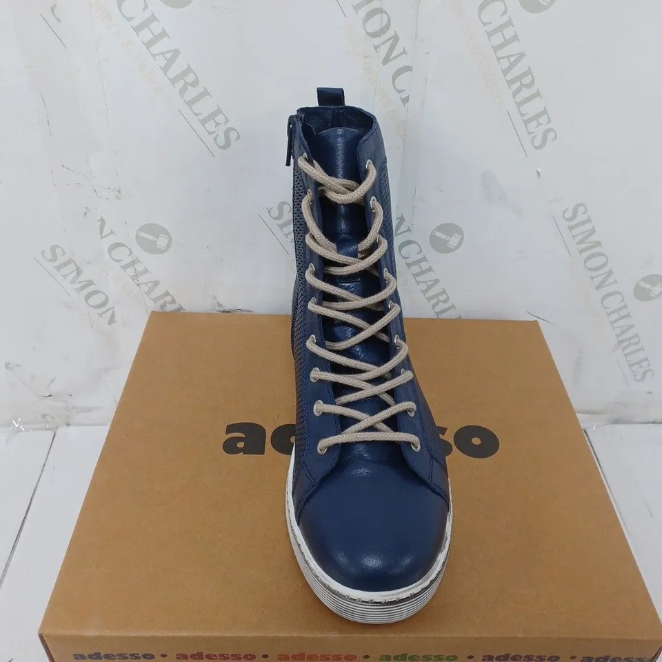 BOXED PAIR OF ADESSO BOOTS IN NAVY BLUE SIZE 6