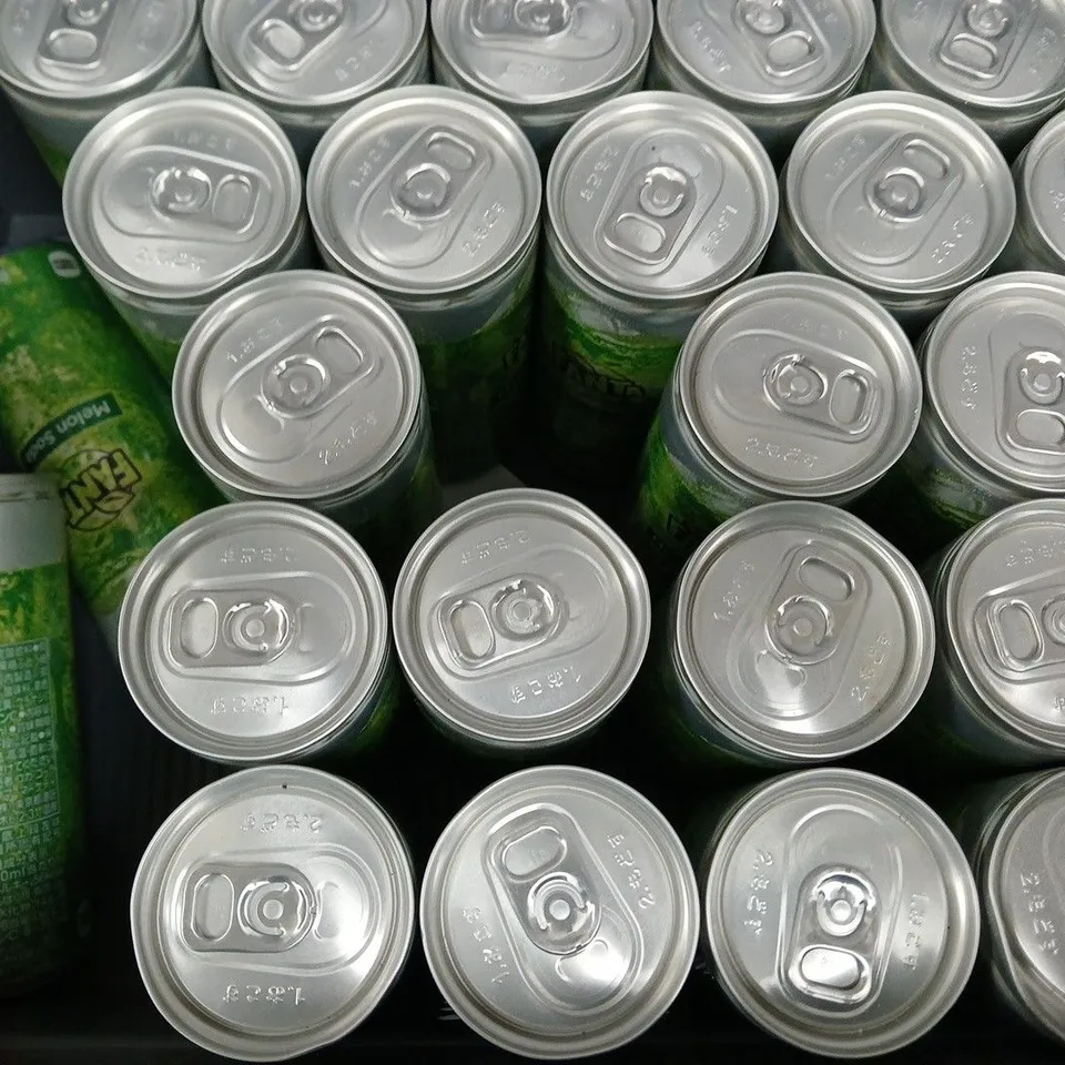 APPROXIMATELY 30 ASSORTED FOOD AND DRINK ITEMS TO INCLUDE FANTA, TASTYSOUNDS, HAPPY SPRINKLES, ETC