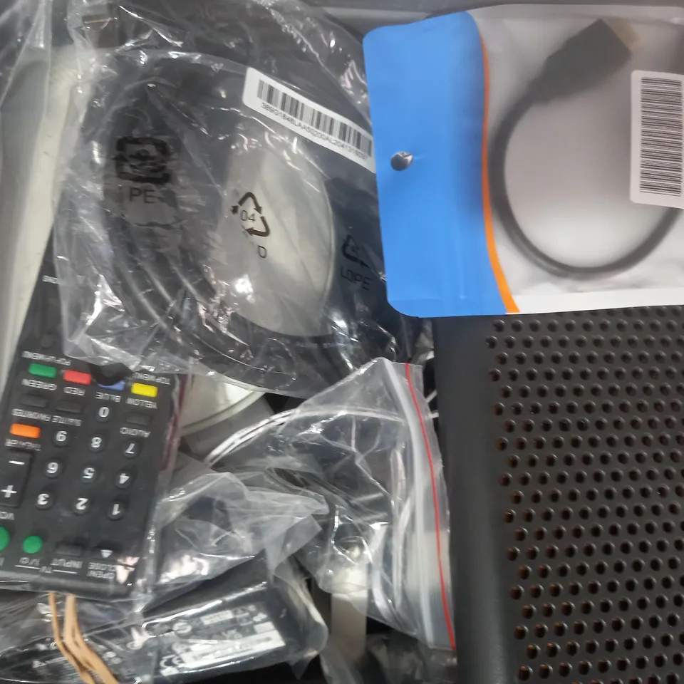 APPROXIMATELY 10 ASSORTED HOUSEHOLD ITEMS TO INCLUDE LOGITECH M185 MOUSE, TRAVEL ADAPTER WITH TWIN USB, ETC