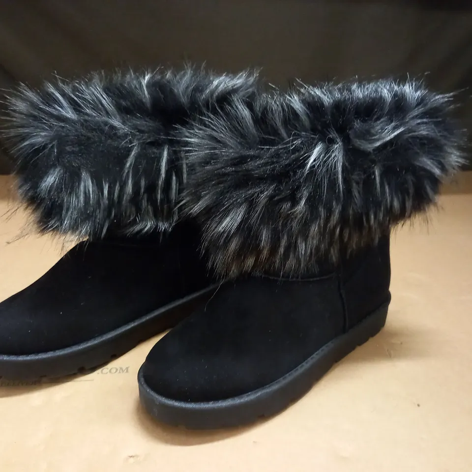 PAIR OF BLACK BOOTS WITH FAUX FUR TRIM - 39