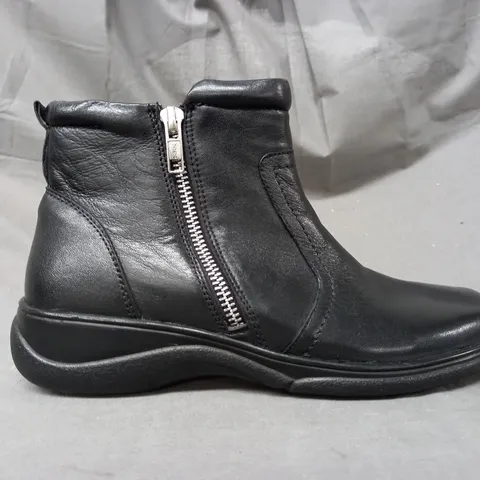 BOXED PAIR OF COMFY STEPS JARVIS ZIP-UP ANKLE BOOTS IN BLACK EU SIZE 38