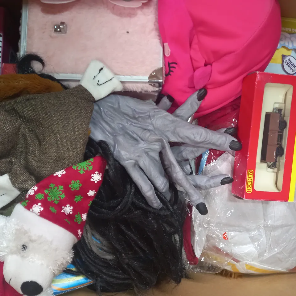 BOX OF APPROXIMATELY 20 ASSORTED TOYS AND GAMES TO INCLUDE MISFITS GAME, MY DREAMY UNICORN CTIVITY CASE, ETC