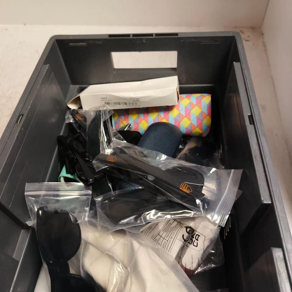 APPROXIMATELY 18 ASSORTED SUNGLASSES / GLASSES IN VARIOUS STYLES AND COLOURS