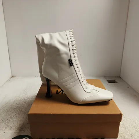 NII HAI THE BOXER BOOTS IN WHITE – WOMEN'S BOOTS, UK 8 (EU 42)