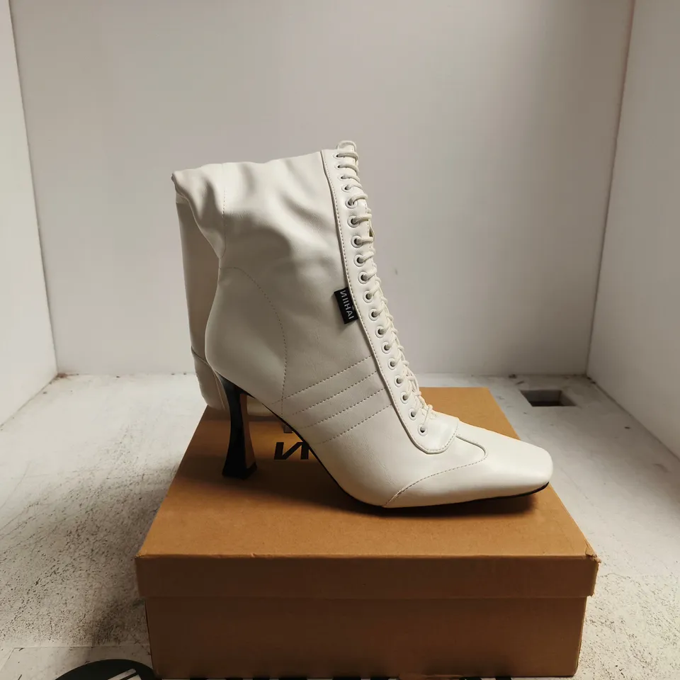 NII HAI THE BOXER BOOTS IN WHITE – WOMEN'S BOOTS, UK 8 (EU 42)