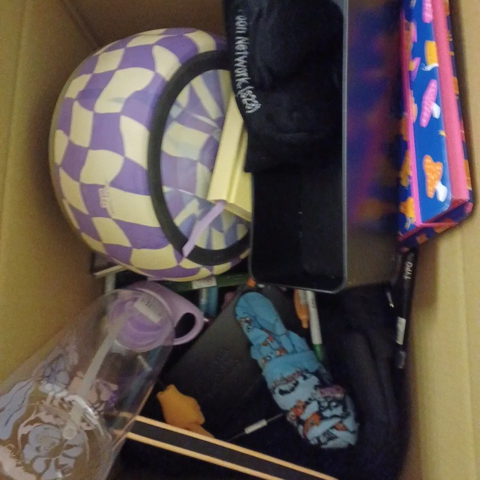BOX OF APPROXIMATELY 20 ASSORTED HOUSEHOLD PRODUCTS TO INCLUDE JOURNAL, CANDLES, PHONE CASES ETC 