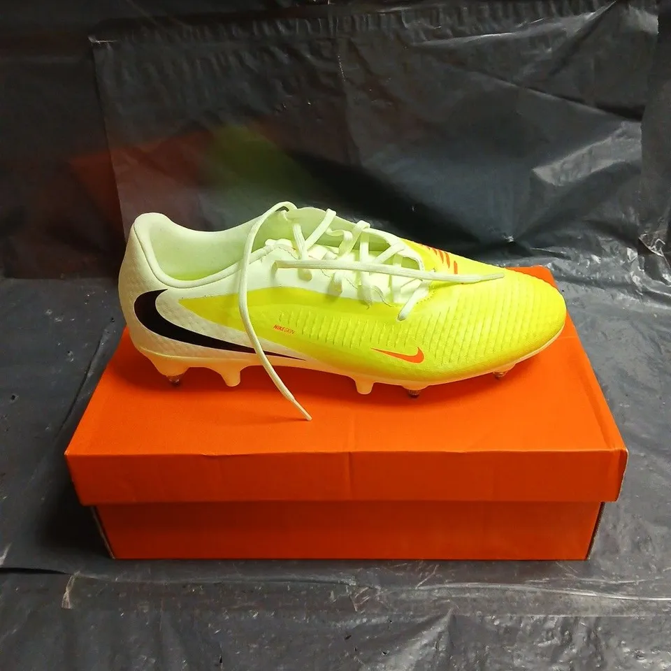 NIKE FOOTBALL BOOTS – NEON YELLOW UK 9