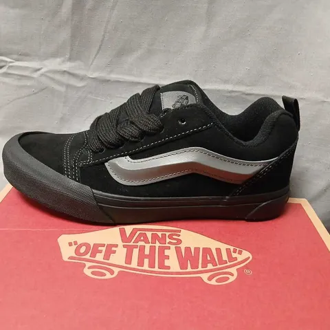 VANS KNU SKOOL KIDS SNEAKERS – BLACK/BLACK, UK 3.0