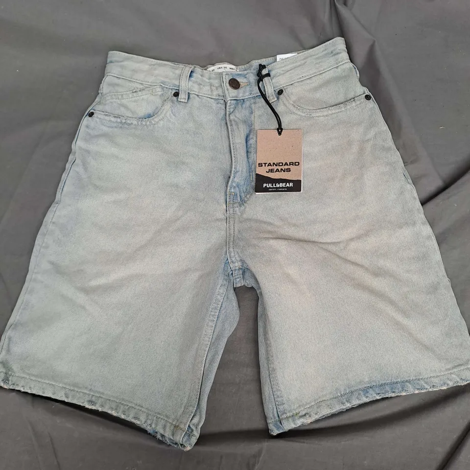 PULL & BEAR STANDARD JEANS SHORTS IN LIGHT WASH SIZE 30W