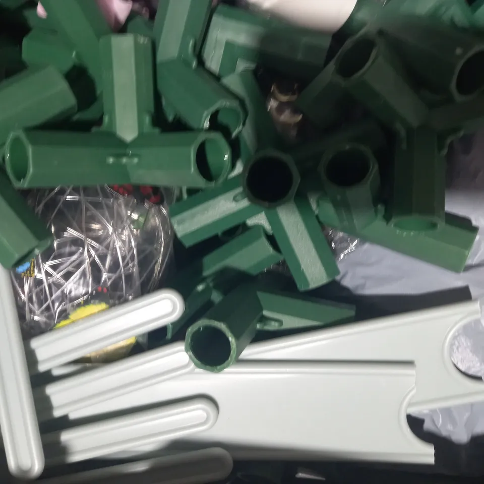 LOT OF APPROXIMATELY 5 ASSORTED HOUSEHOLD ITEMS TO INCLUDE CHRISTMAS TREE DECORATION, PACK OF BALLOON WEIGHTS, ETC