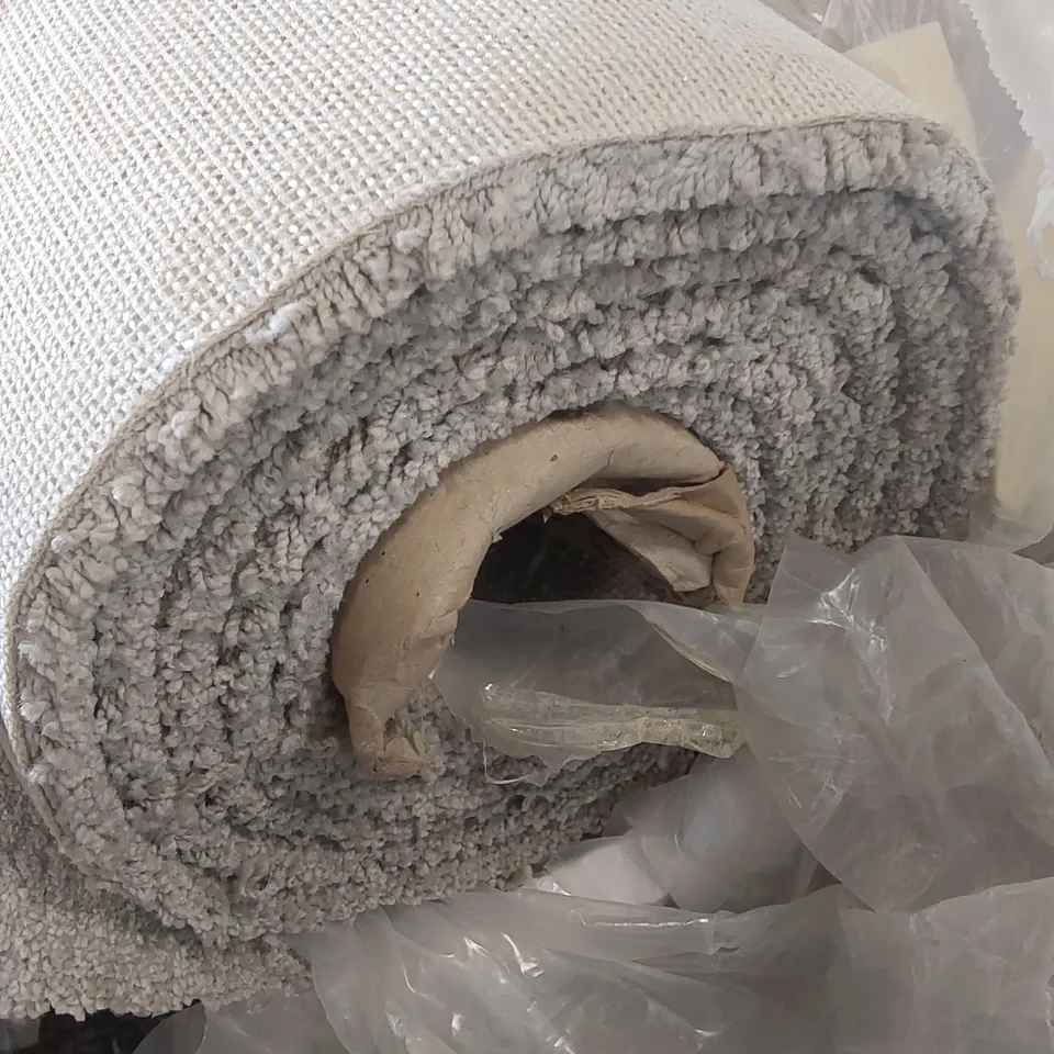 ROLL OF QUALITY STRATHMORE BERBER MISTY SKY CARPET // APPROX: 5 x 6.15m