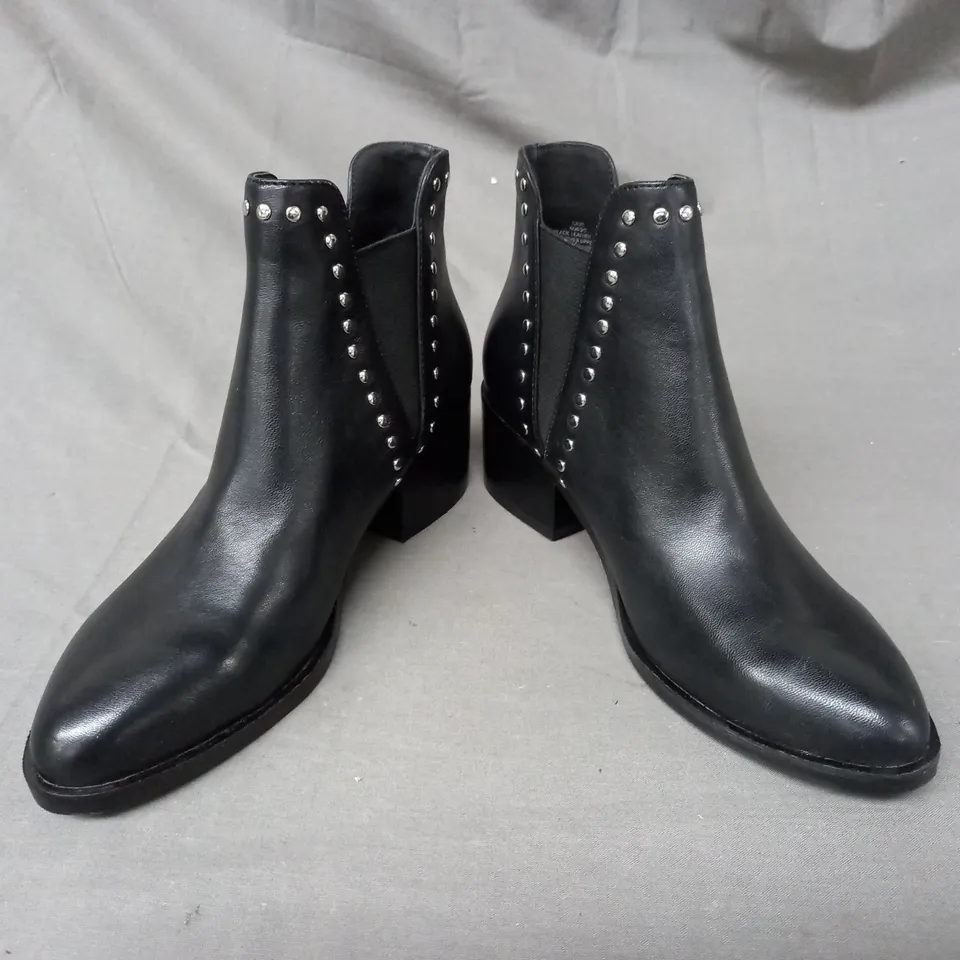 BOXED PAIR OF STEVE MADDEN CADE LEATHER ANKLE BOOTS IN BLACK EU SIZE 36