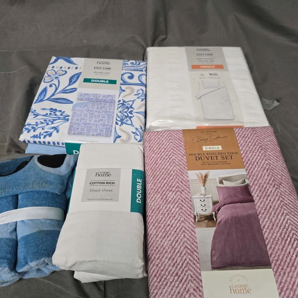 APPROXIMATELY 20 ASSORTED HOUSEHOLD PRODUCTS TO INCLUDE DUVET SETS, PONCHO, FITTED SHEETS ETC 