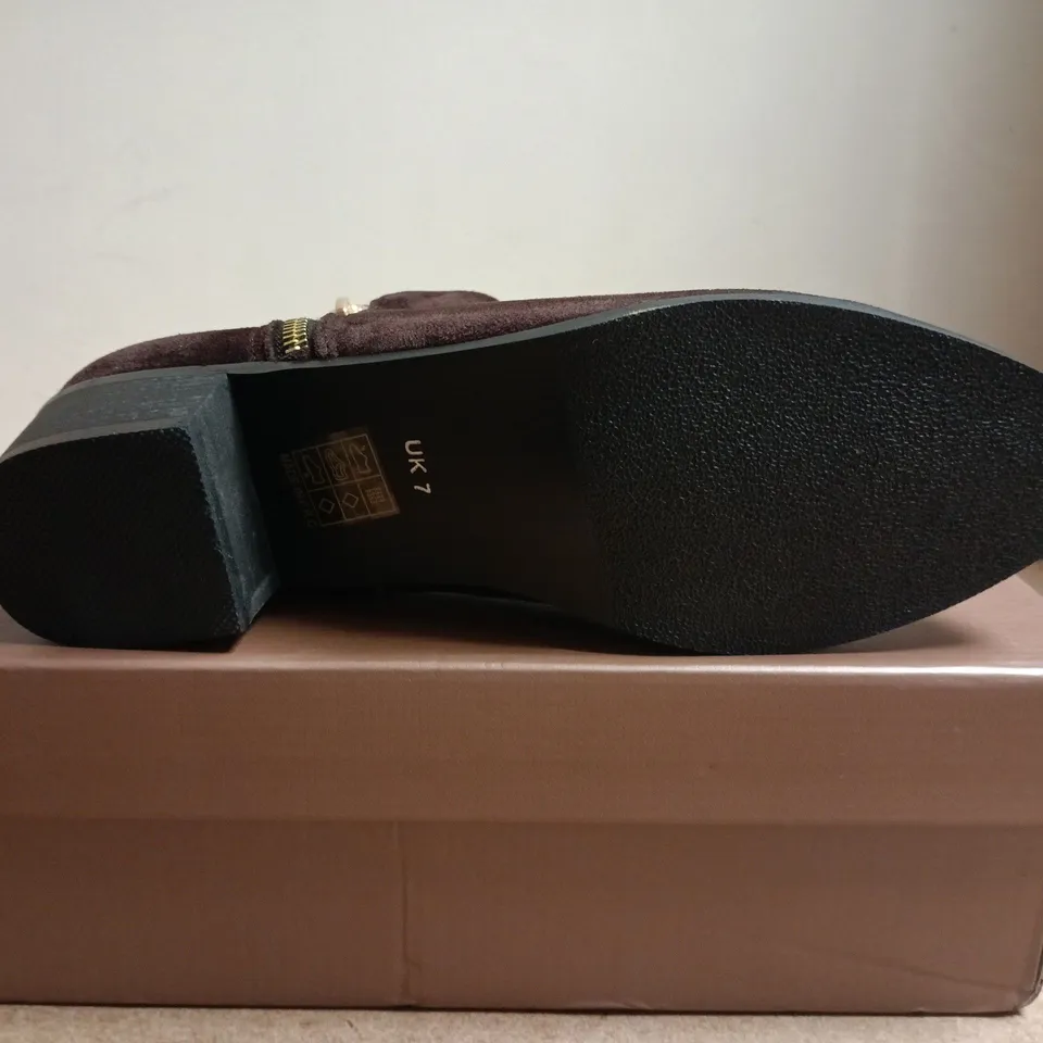 BOXED PAIR OF XY LONDON BROWN SYNTHETIC LEATHER ANKLE BOOTS – UK 7
