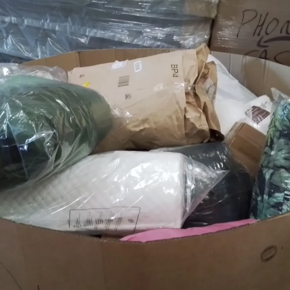 PALLET CONTAINING A LARGE QUANTITY OF PILLOWS