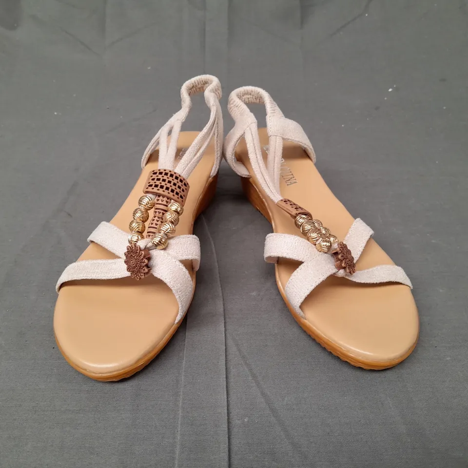 PAIR OF BEIGE SANDALS WITH GOLD EMBELLISHMENT SIZE EU 39