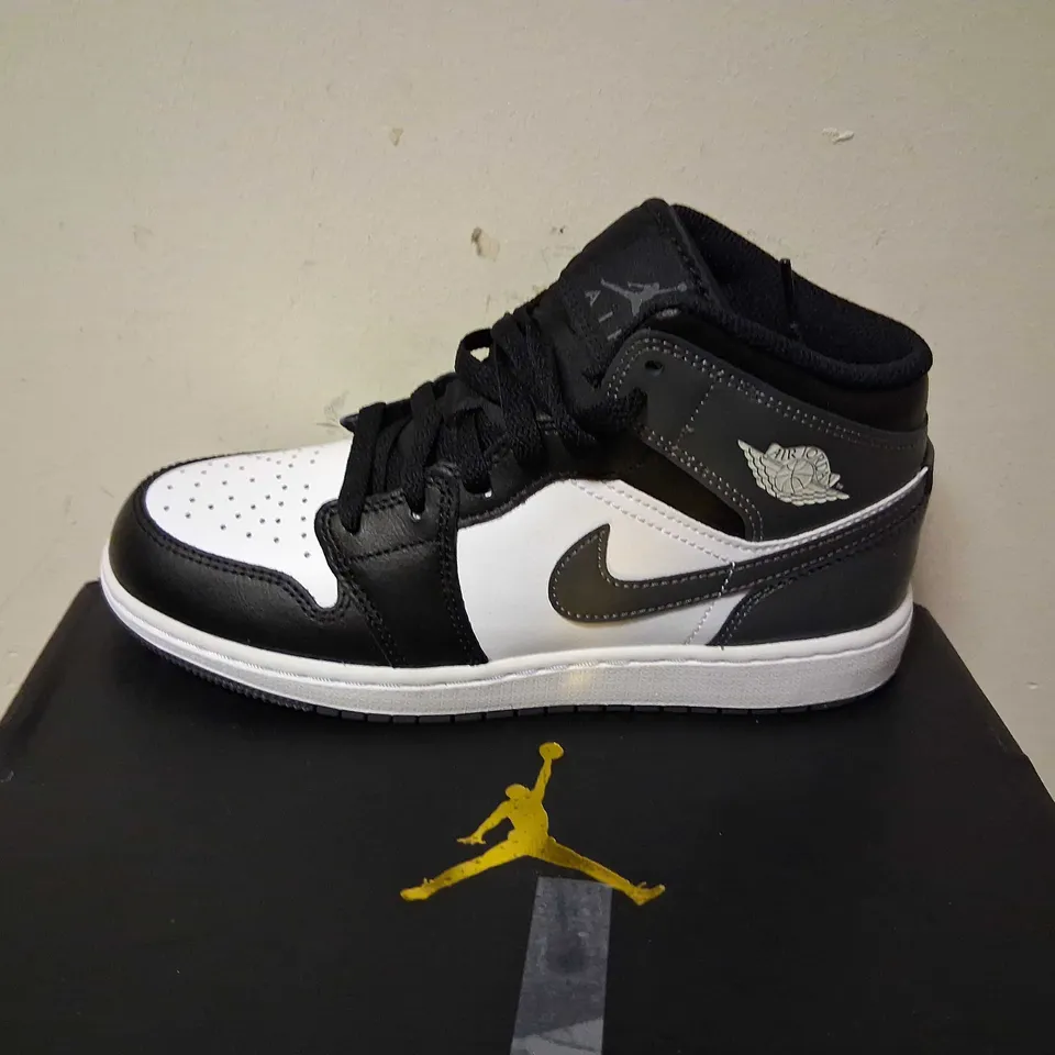BOXED NIKE AIR JORDAN 1 MID SIZE 5.5