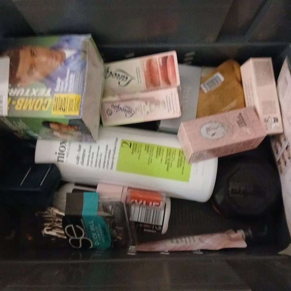 APPROXIMATEY 20 ASSORTED HEALTH AND BEAUTY PRODUCTS TO INCLUDE - VV CREAM GENTLE EXFOLIATOR - JUST PINK GIFT SET AND SUNDAY RAIN BATH CRYSTALS