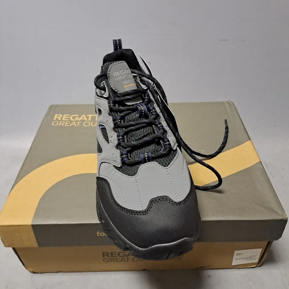 BOXED PAIR OF REGATTA GREAT OUTDOORS HOLCOMBE IEP LOW TRAINER IN GRANITE/DARK DENIM SIZE 8