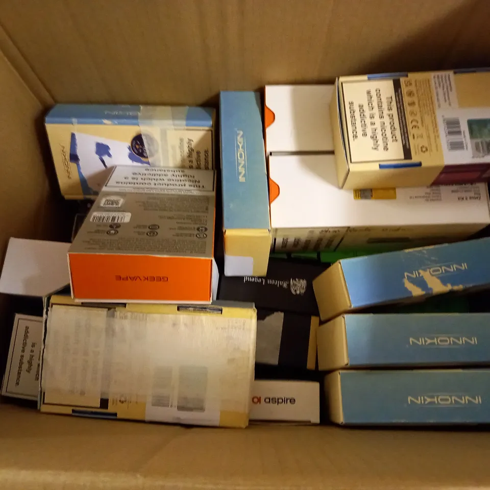 APPROXIMATELY 20 VAPES & E-CIGARETTES TO INCLUDE GEEK VAPE AEGIS LEGEND III, ELFABR ELFX, LOST VAPE QUEST URSA POCKET, ETC