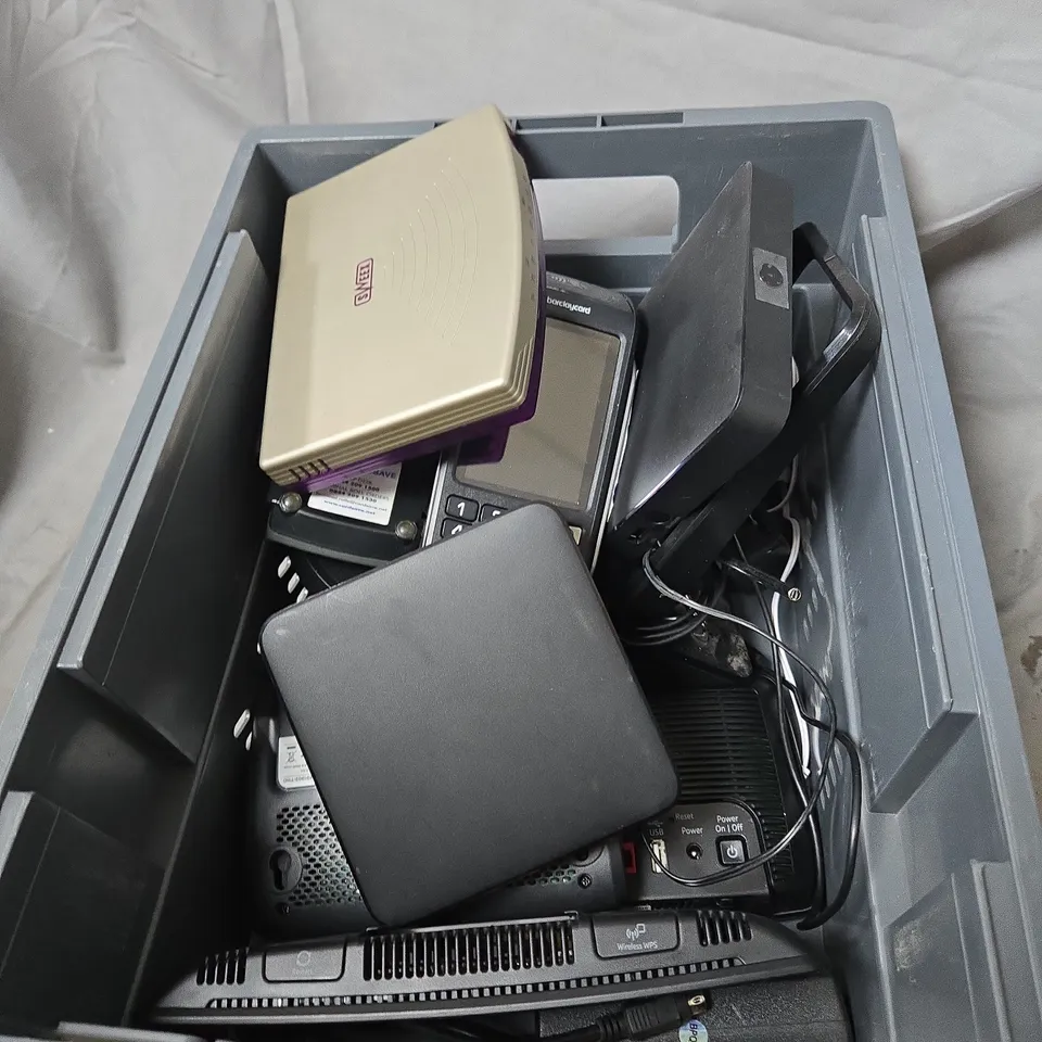 APPROXIMATELY 10 ASSORTED ELECTRICAL ITEMS INCLUDING BT ROUTER AND EE ROUTER 
