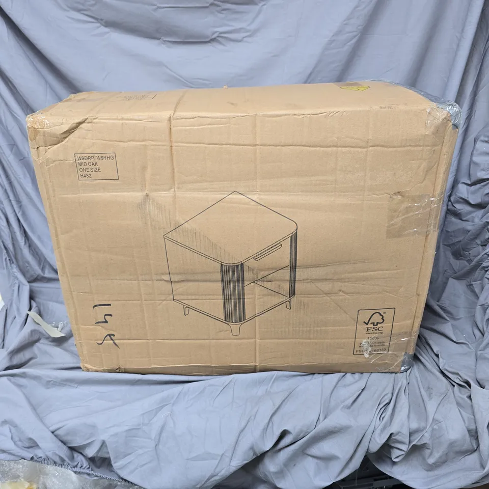 END/SIDE TABLE – MID OAK FINISH (BOXED)